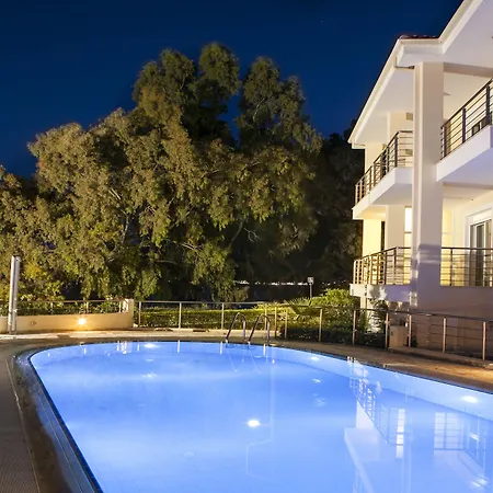 Meliti Waterfront Apartahotel Karavomylos