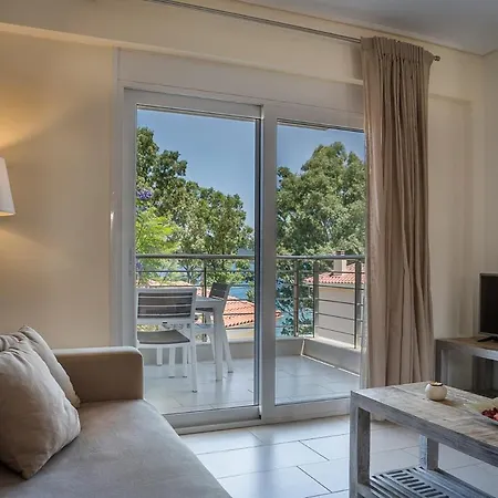 Meliti Waterfront Apartahotel Karavomylos